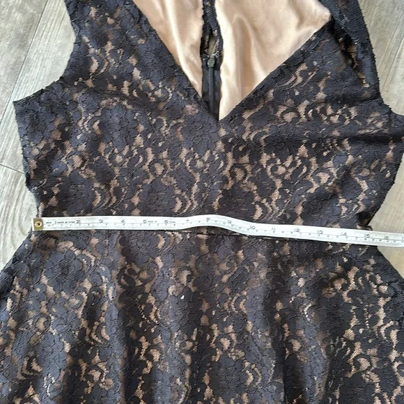 BCBG LACE - Picture 4 of 10